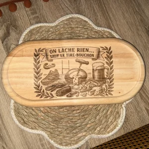 00CE3157-EB05-4026-A8D6-A3B69AAB76BD.jpgv1763893479 Planche apéro / planche à découper rugby gravée, idée cadeau papy, mamie, marraine, papa, mariage