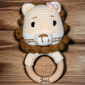 0389F27F-A1FD-4A2C-968F-BDA43B116A28.jpgv1709031755 Hochet lion avec prénom gravé