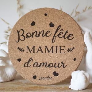 25354.jpgv1709116009 Dessous plat liège gravé Bonne fête mamie, cadeau personnalisé original grand-mère, idée fête des grands mères, cadeau mamie, cadeau petit enfants