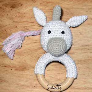 367AD569-A3B4-43F7-B51C-3F29063E98D4.jpgv1709031652 Hochet licorne avec prénom gravé