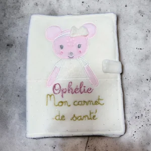 9F24F562-4426-461A-9E12-5880EF6EB33F.jpgv1702597564 Protège carnet de santé souris personnalisé