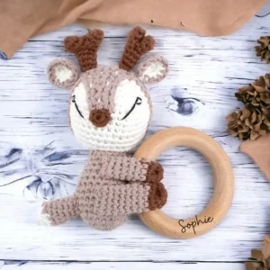 BD836DBF-31C3-4549-BF6C-B67D0803C422.jpgv1709105547 Hochet biche /cerf avec prénom gravé