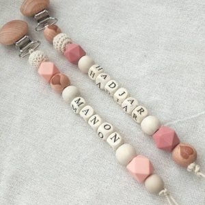 IMG_20241101_165710.jpgv1730476782 Attache tétine personnalisé rose