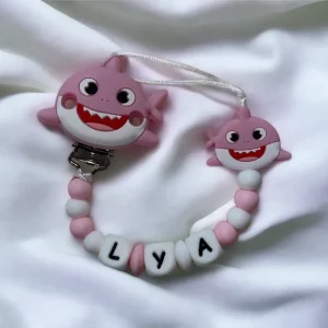 image_933a742d-e167-46df-8a36-ea8a4288700a.jpgv1689752186 Attache tétine personnalisée Baby shark