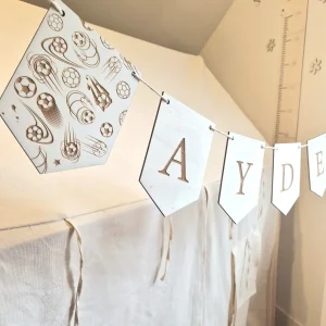 rn-image_picker_lib_temp_2b8bf80f-130e-4c78-ac65-ec74ec90c48a.jpgv1756303496 Guirlande de fanions en bois – Personnalisable avec prénom ou mot