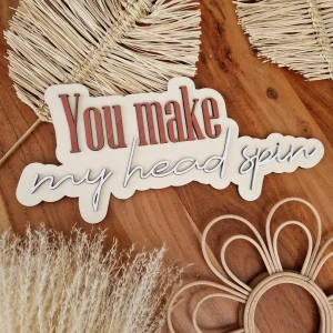 rn-image_picker_lib_temp_a5fd935f-9e36-433d-a412-6afa0c95a240.jpgv1756303536 Phrase en bois personnalisée effet "néon" – Décoration murale