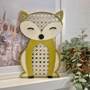rn-image_picker_lib_temp_d798c8ab-195d-4fb1-8e94-0c1affe27a08.jpgv1756303493 Renard décoratif en bois – Collection Rotin (16 × 25 cm)